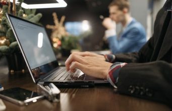 10+ High-Paying Tech Jobs That Don’t Require a Degree (Earn $100K+)